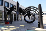 Robert Jacobson: Skulptur vor dem Haupteingang des Verwaltungsgebäude